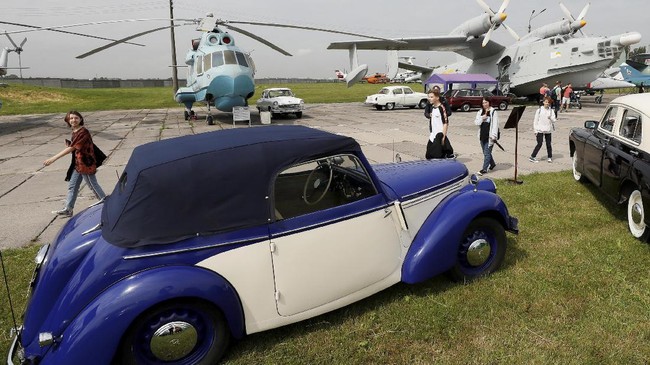 FOTO: Deretan Mobil Antik di Festival Old Car Land Ukraina