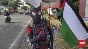 Galang Dana Palestina, 'Spiderman' Jalan Kaki 181 Km
