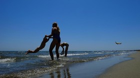 FOTO: Pandemi Belum Usai, Pantai di Siprus Kembali Ramai