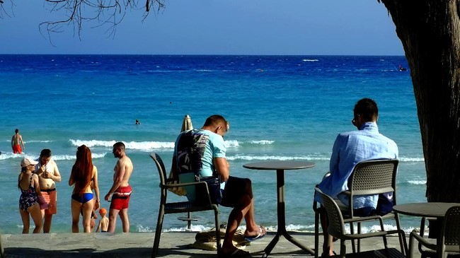 FOTO: Pandemi Belum Usai, Pantai di Siprus Kembali Ramai