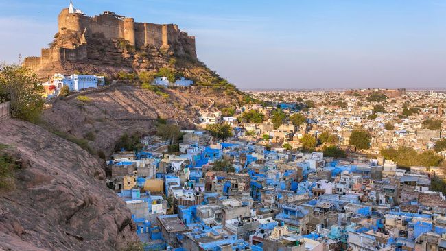 Kota Jodhpur nyatanya sangat asyik untuk dihuni, salah satunya karena banyak kafe dan restoran cantik plus berpemandangan indah untuk kongko.