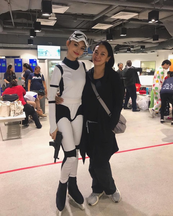 Perempuan cantik 17 ini ternyata memiliki hobi bermain game Minecraft. Ia juga mengaku suka menghabiskan waktu di rumah dengan menonton anime. Dalam potret ini, ia mengenakam kostum Stroom Trooper. Nerdy ya! (Instagram.com/sasiasmara)