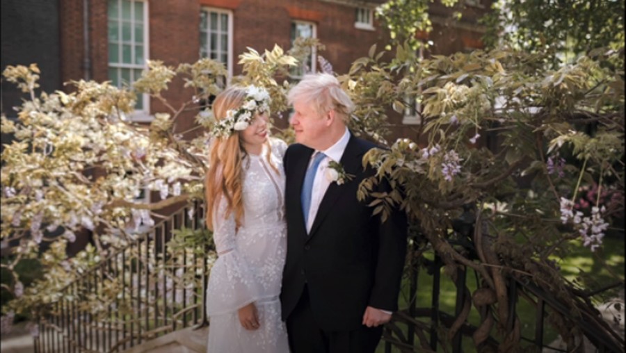 Perdana Menteri Inggris, Boris Johnson (56), menikahi tunangannya Carrie Symonds (33) dalam sebuah acara tertutup di London, Sabtu (29/5). Pernikahan ini akan menjadi yang pertama bagi Symonds dan yang ketiga bagi Johnson.