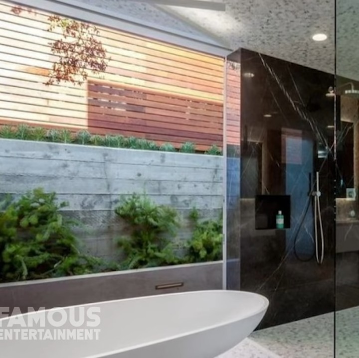 <p>Sementara itu, kamar mandi yang terdapat di rumah mereka terlihat mewah bak tempat spa. Kamar mandi terlihat modern dengan pemilihan warna dingin yang dilengkapi dengan kaca serta bathub berukuran besar. (Foto: YouTube Famous Entertainment)</p>