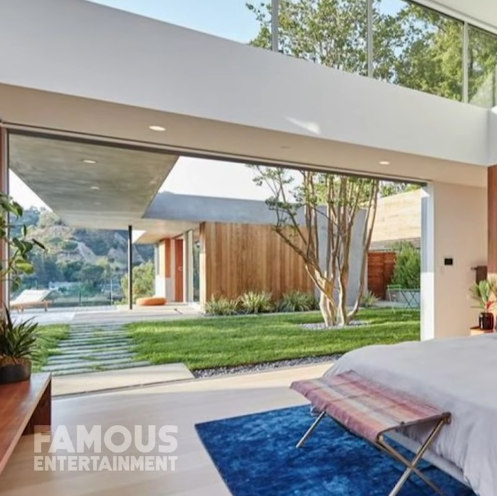 <p>Bagian interior rumah Nick Jonas dan Priyanka Chopra didominasi oleh nuansa hangat dari unsur kayu, seperti yang terlihat pada kamar utama mereka. Rumah juga dapat menampung banyak sinar matahari sehingga terlihat segar. (Foto: YouTube Famous Entertainment)</p>