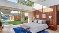 <p>Bagian interior rumah Nick Jonas dan Priyanka Chopra didominasi oleh nuansa hangat dari unsur kayu, seperti yang terlihat pada kamar utama mereka. Rumah juga dapat menampung banyak sinar matahari sehingga terlihat segar. (Foto: YouTube Famous Entertainment)</p>
