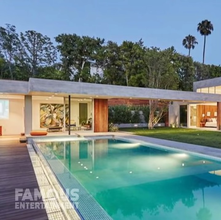 <p>Rumah Nick Jonas dan Priyanka Chopra memiliki sekitar 7 kamar tidur dan 11 kamar mandi, lengkap dengan berbagai fasilitas mewah seperti kolam renang. (Foto: YouTube Famous Entertainment)</p>