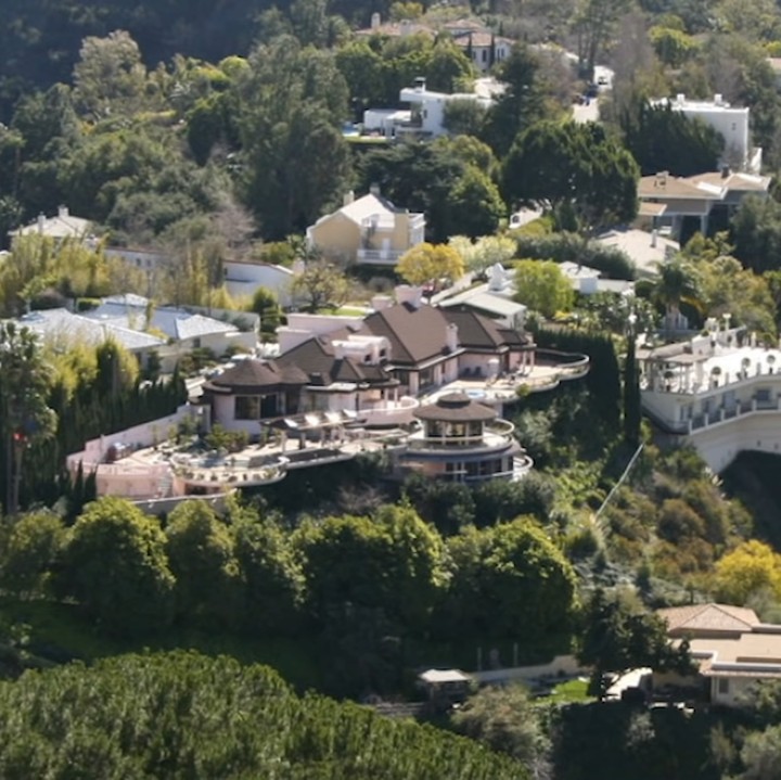 <p>Rumah tersebut berdiri di area perbukitan dengan tebing curam di kawasan Encino, Los Angeles. Area tersebut membuat rumah Priyanka Chopra dan Nick Jonas tampak megah bak istana di negeri dongeng. (Foto: YouTube Famous Entertainment)</p>