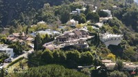 <p>Rumah tersebut berdiri di area perbukitan dengan tebing curam di kawasan Encino, Los Angeles. Area tersebut membuat rumah Priyanka Chopra dan Nick Jonas tampak megah bak istana di negeri dongeng. (Foto: YouTube Famous Entertainment)</p>