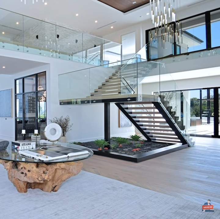 <p>Secara keseluruhan, desain rumah mewah Priyanka Chopra dan Nick Jonas berkonsep modern minimalis. Ruangan didominasi oleh warna putih yang memberi kesan bersih dan luas. (Foto: YouTube Famous Entertainment)</p>