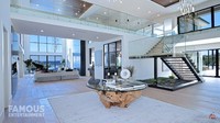 <p>Secara keseluruhan, desain rumah mewah Priyanka Chopra dan Nick Jonas berkonsep modern minimalis. Ruangan didominasi oleh warna putih yang memberi kesan bersih dan luas. (Foto: YouTube Famous Entertainment)</p>