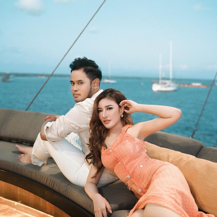 Saat ditanya jika suatu saat mereka kehilangan semua hartanya, Gilang dan Shandy mengaku telah siap. Sebab, mereka dulu pernah merasakan hidup susah. Gilang menyebut bahwa berkumpul keluarganya sudah lebih dari cukup. (Instagram.com/shandypurnamasari)