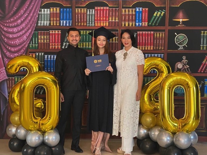 Sasikirana lulus dari sekolah menengah atas yang sama dengan Maudy Ayunda, yakni Mentari International School. Saat ini ia kuliah di Universitas Pelita Harapan dan mengambil jurusan kedokteran. Beauty and brain in one package! (Instagram.com/sasiasmara)