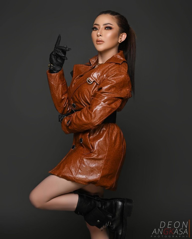 Ayu Aulia Ayu Aulia mengaku ingin menjadi istri kedua Vicky Prasetyo di video YouTube miliknya. Yuk kita intip sosok model seksi ini!