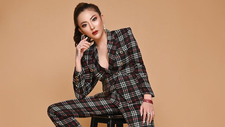 Ayu Aulia Ayu Aulia mengaku ingin menjadi istri kedua Vicky Prasetyo di video YouTube miliknya. Yuk kita intip sosok model seksi ini!