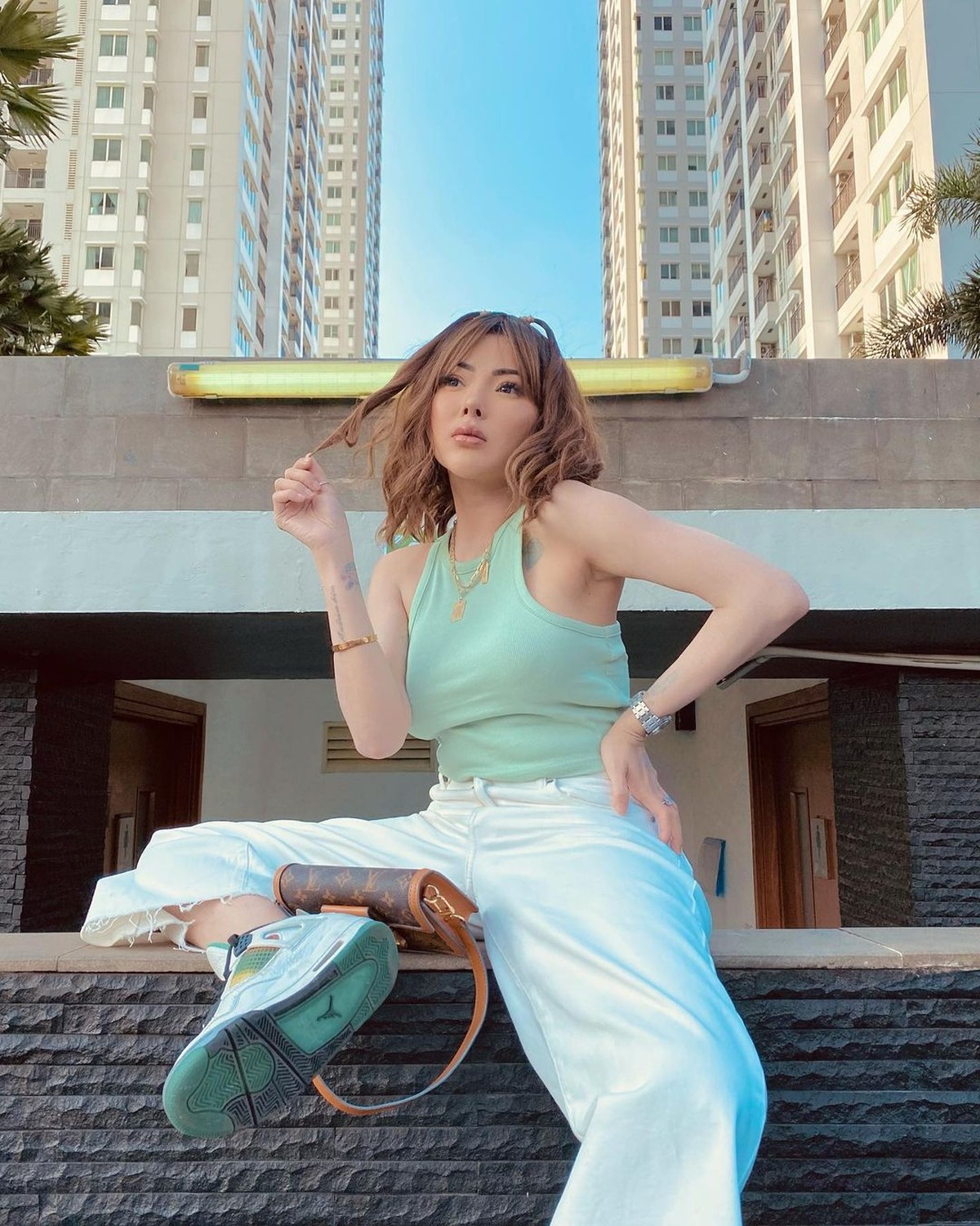 Ayu Aulia mengaku ingin menjadi istri kedua Vicky Prasetyo di video YouTube miliknya&period; Yuk kita intip sosok model seksi ini&excl;