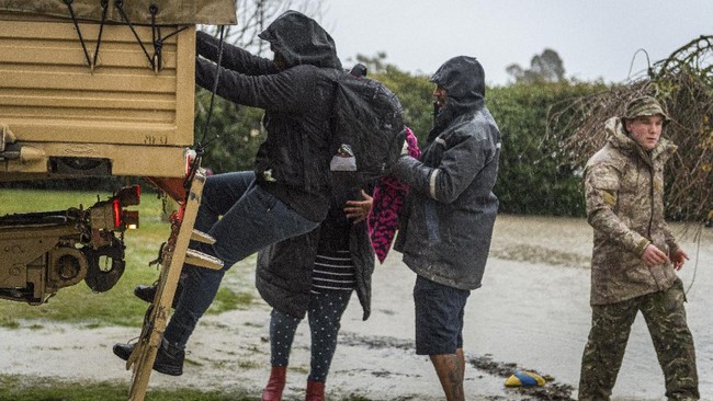 Selandia Baru menetapkan status darurat di Provinsi Canterbury akibat diterpa banjir bandang dipicu hujan deras.