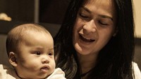 <p>Bintang film <em>Asmara</em> mengungkapkan salah satu rahasia awet mudanya. Menurut Donna, salah satu alasan mengapa ia kerap dipuji awet muda adalah karena sering momong cucu. (Foto: Instagram: @donnaharunofficial)</p>
