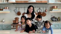 5 Potret Donna Harun Momong Cucu, Tetap Awet Muda Meski Sudah Jadi Nenek