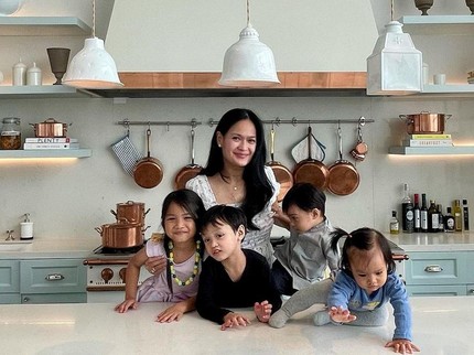 5 Potret Donna Harun Momong Cucu, Tetap Awet Muda Meski Sudah Jadi Nenek