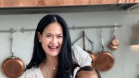 <p>Meski sudah jadi nenek 53 tahun, Donna Harun masih terlihat awet muda. Selain parasnya yang cantik dan minim garis halus, Donna juga selalu tampil memakai outfit modis kekinian. (Foto: Instagram: @donnaharunofficial)</p>