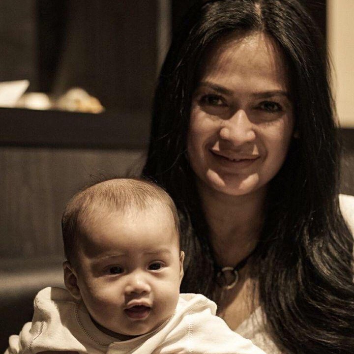 <p>Nama Donna Harun melambung di era 90-an sebagai bintang film dan sinetron Tanah Air. Bertahun-tahun berlalu, kini pun ia sudah dikaruniai banyak cucu. (Foto: Instagram: @donnaharunofficial)</p>