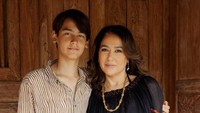 <p>Frederik Kiran merupakan anak dari Kartika Sari Dewi Soekarno dan Frits Frederik Seegers. Adapun Kartika Sari Dewi adalah anak tunggal dari Ratna Sari Dewi dan Soekarno. (Foto: Instagram @kartikasoekarnofoundation)</p>