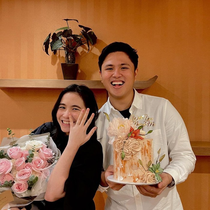 Heisel telah mengutarakan niatnya untuk menikahi Ashilla pada Februari lalu. Bertepatan dengan hari ulang tahun Ashilla ke-24, Heisel memberi kejutan berupa kue bertuliskan