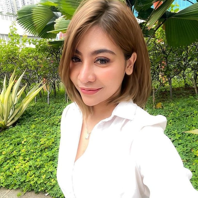 Belum lama hijrah, Liza Aditya putuskan lepas hijab. Yuk kita intip potretnya tanpa hijab!