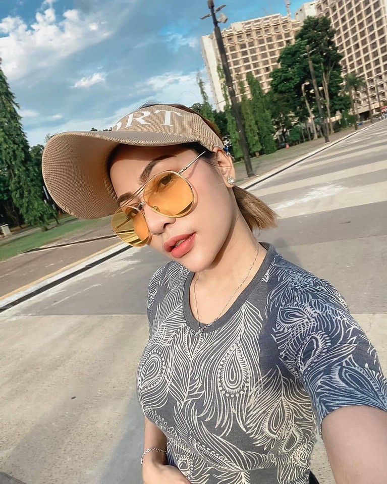 Belum lama hijrah, Liza Aditya putuskan lepas hijab. Yuk kita intip potretnya tanpa hijab!