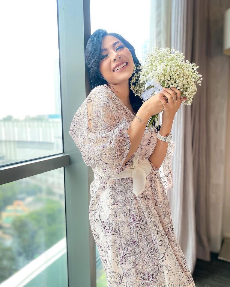 Belum lama hijrah, Liza Aditya putuskan lepas hijab. Yuk kita intip potretnya tanpa hijab!