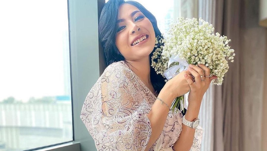 Belum lama hijrah, Liza Aditya putuskan lepas hijab. Yuk kita intip potretnya tanpa hijab!