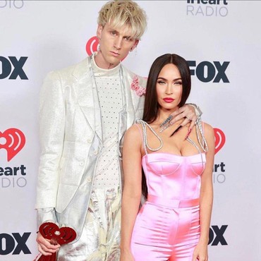 Pakai Nail Art Senada, Megan Fox dan MGK Sukes Curi Perhatian