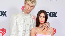 Pakai Nail Art Senada, Megan Fox dan MGK Sukes Curi Perhatian