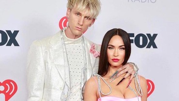 img-title Pakai Nail Art Senada, Megan Fox dan MGK Sukes Curi Perhatian