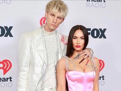 Pakai Nail Art Senada, Megan Fox dan MGK Sukes Curi Perhatian
