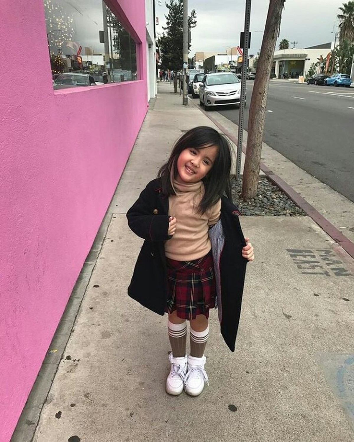 Mikhayla Zalinda Bakrie&comma; putri Nia Ramadhani dan Ardi Bakrie telah tumbuh dewasa dan cantik&period; Yuk kita lihat potretnya&excl;