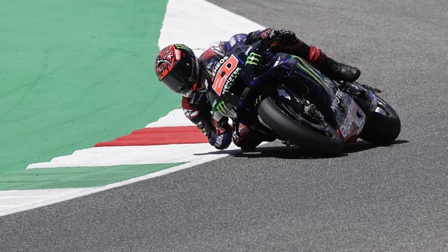 Fabio Quartararo gagal naik podium di MotoGP Catalunya 2021 meski finis di posisi ketiga. Quartararo dihukum penalti tiga detik usai balapan.