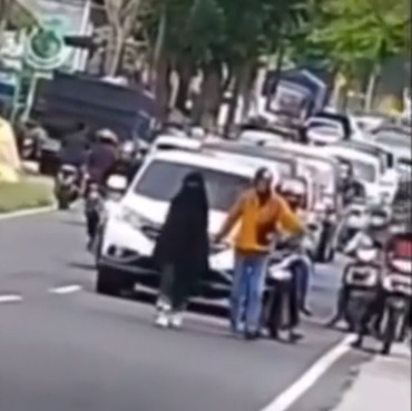 Ngambek di Tengah Jalan, Wanita Ini Bikin Macet