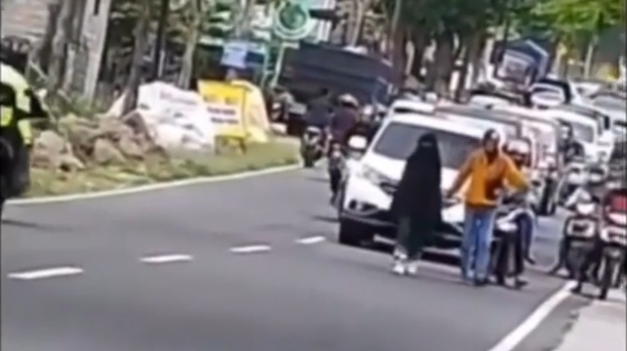Ngambek di Tengah Jalan, Wanita Ini Malah Bikin Macet Ngambek di Tengah Jalan, Wanita Ini Malah Bikin Macet
