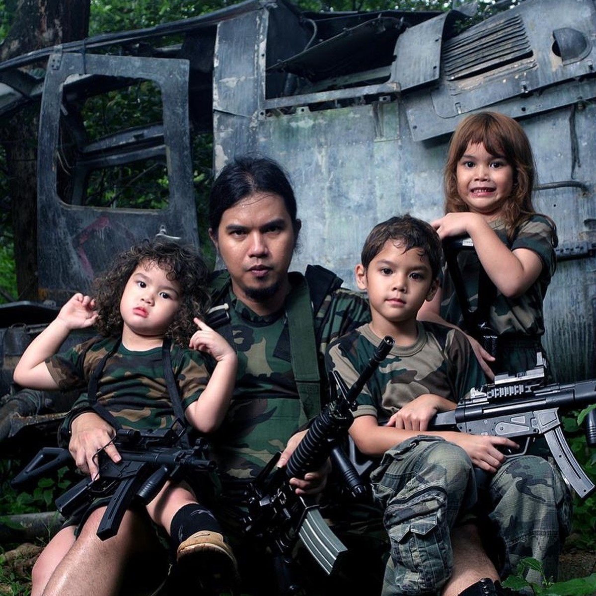 Pasangan Artis Bapak & Anak Pakai Baju Kembar