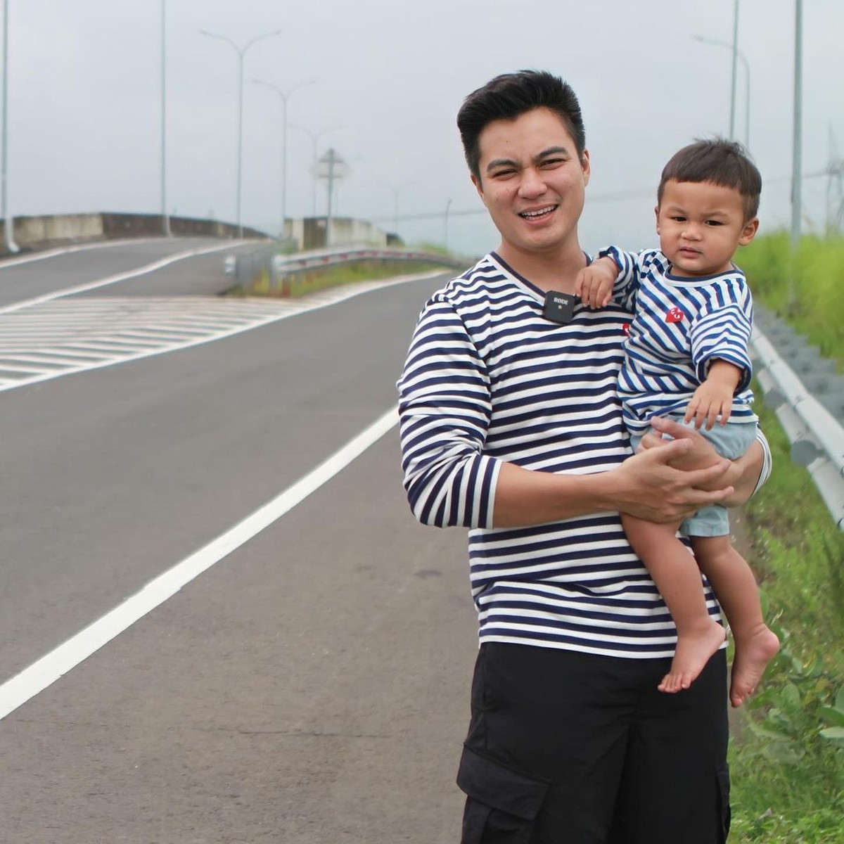 Pasangan Artis Bapak & Anak Pakai Baju Kembar