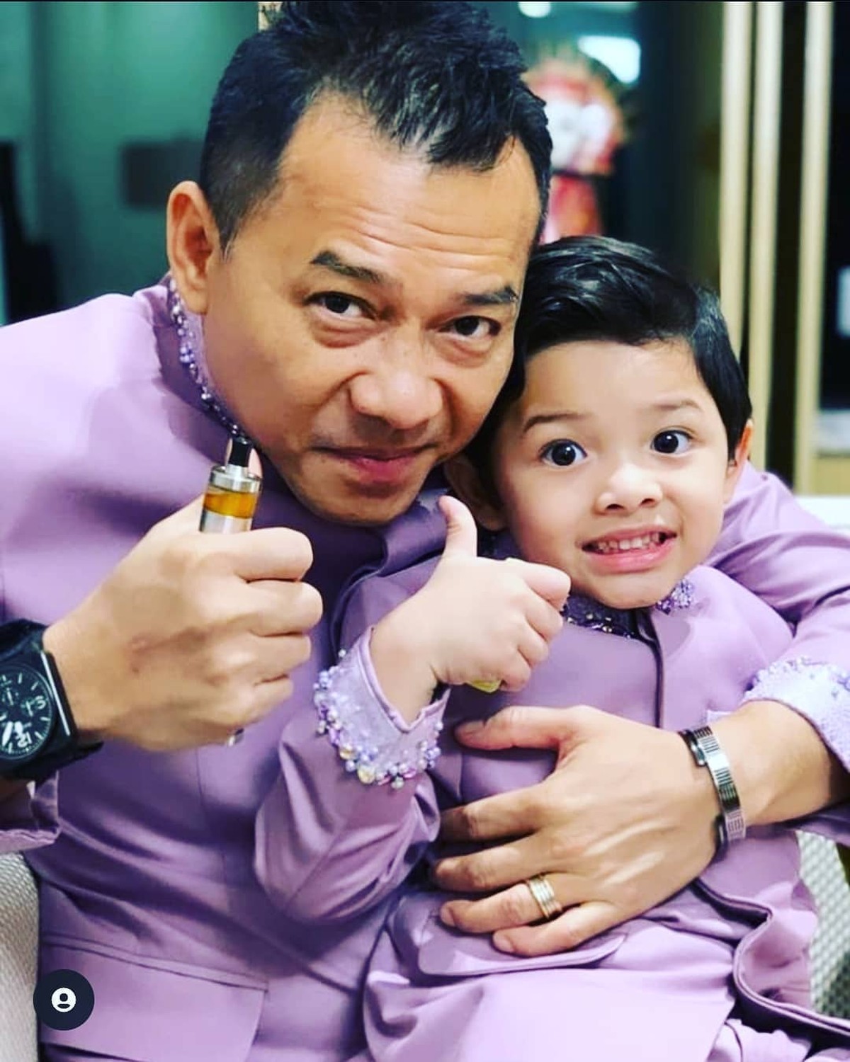 Pasangan Artis Bapak & Anak Pakai Baju Kembar