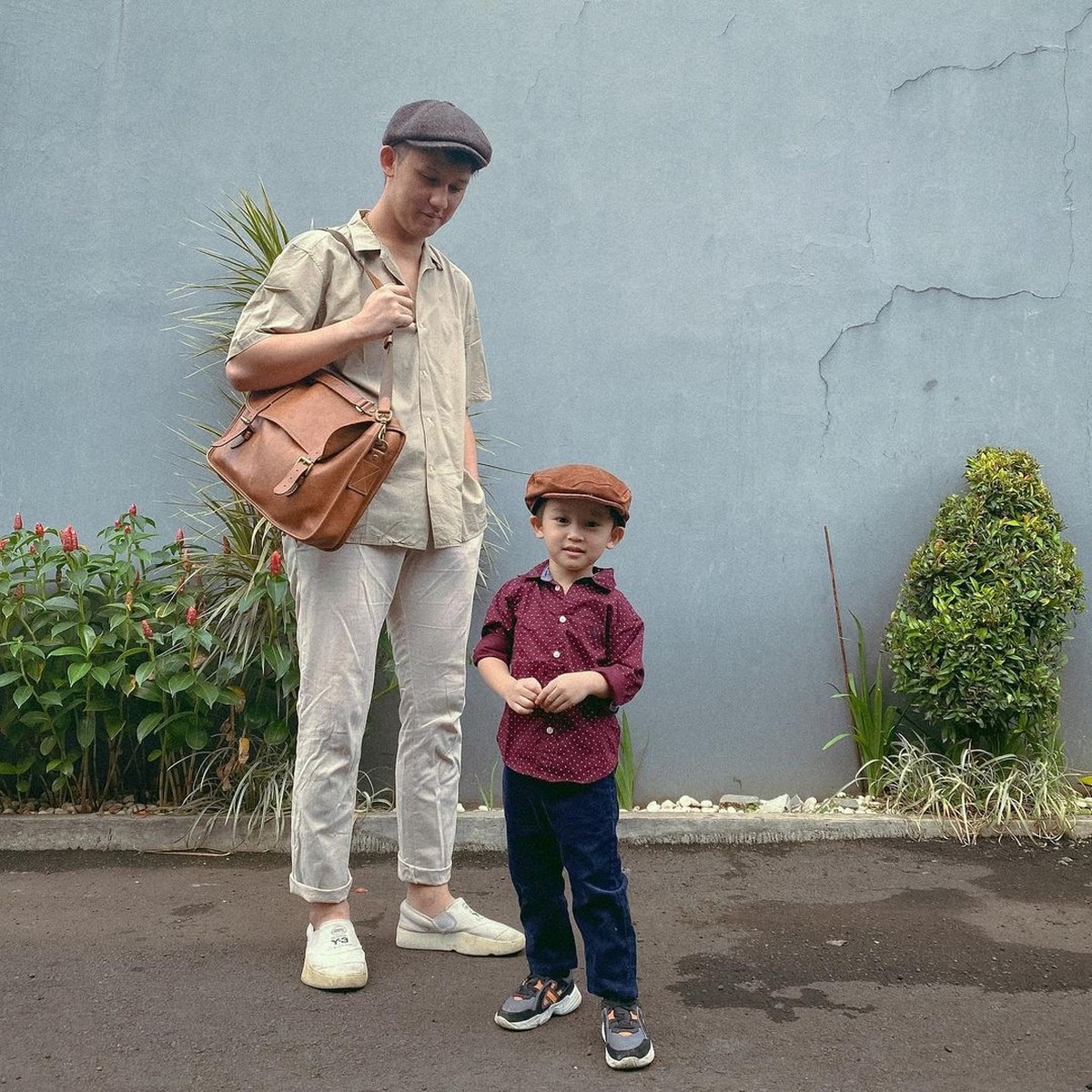 Pasangan Artis Bapak & Anak Pakai Baju Kembar