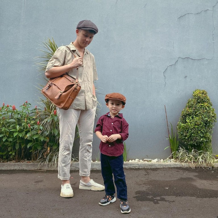 Pasangan Artis Bapak & Anak Pakai Baju Kembar Pasangan Artis Bapak & Anak Pakai Baju Kembar