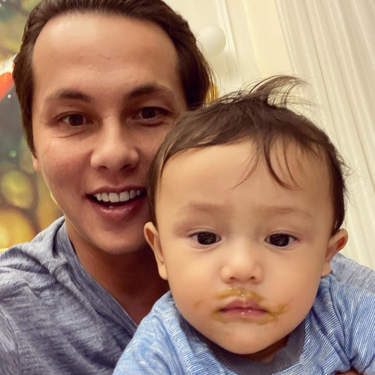 Pasangan Artis Bapak & Anak Pakai Baju Kembar