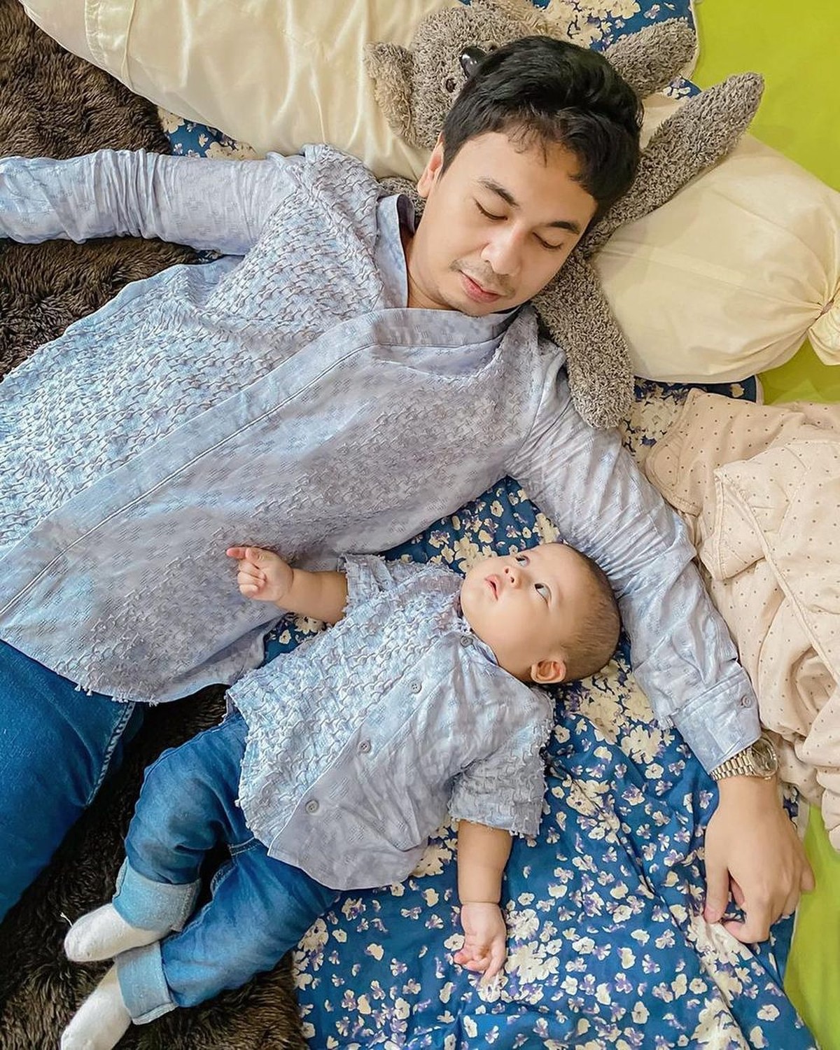 Pasangan Artis Bapak & Anak Pakai Baju Kembar