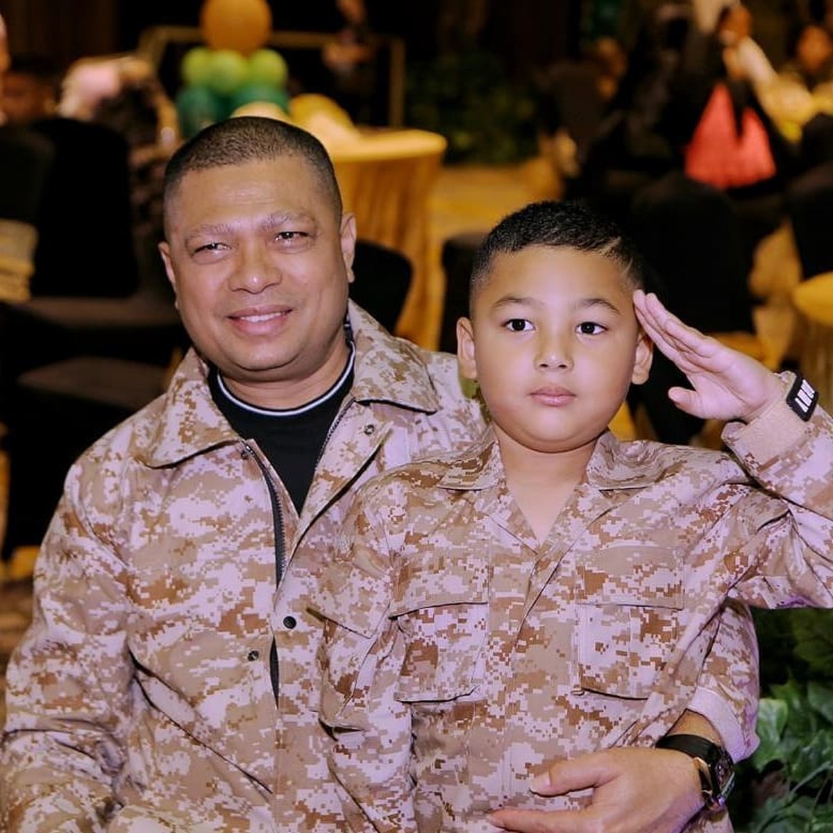 Pasangan Artis Bapak & Anak Pakai Baju Kembar