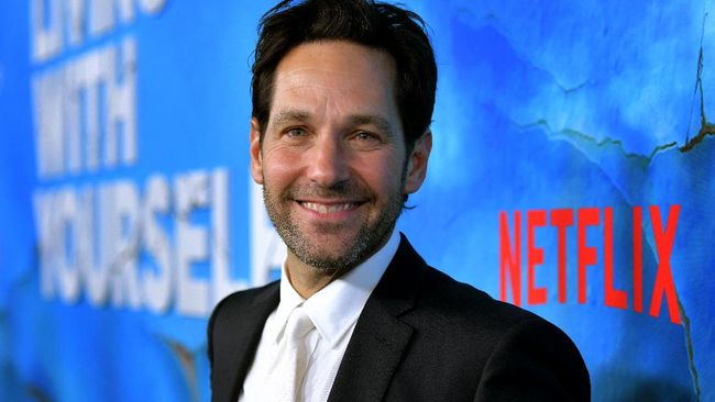 Paul Rudd tertangkap kamera sedang bagi-bagi minuman dan makanan ringan di tempat pemungutan suara (TPS) di Pennsylvania pada hari pemilihan umum AS 2024.