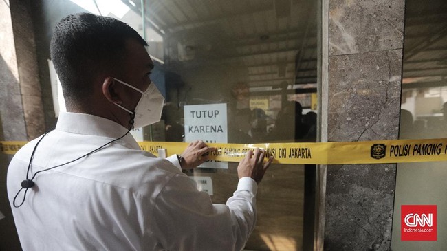 Penyegelan dilakukan saat Satpol PP DKI Jakarta, Kodam Jaya dan Polda Metro melakukan operasi yustisi PPKM Darurat.